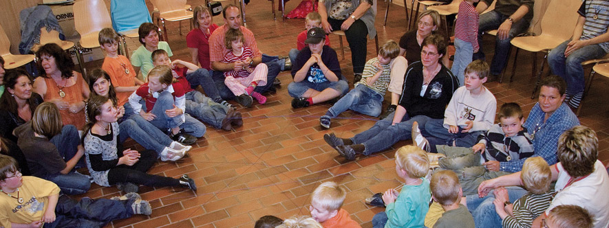 Familien bei einem Seminar des Familienbundes