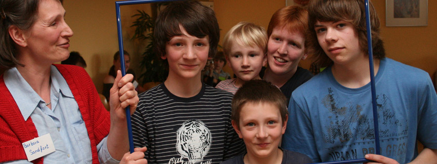 Eine Familie bei einem Seminar