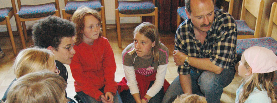 Eine Familie bei einem Seminar