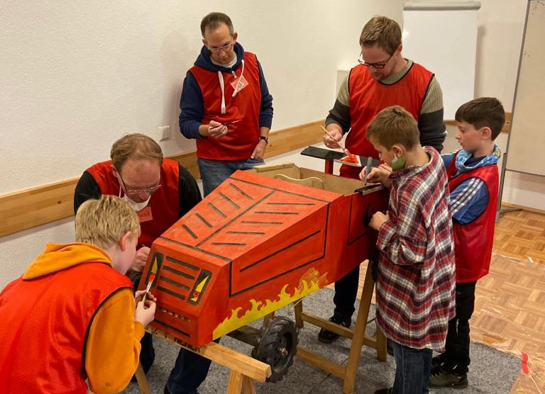 Engagierte Teilnehmer präsentieren ihre Ergebnisse