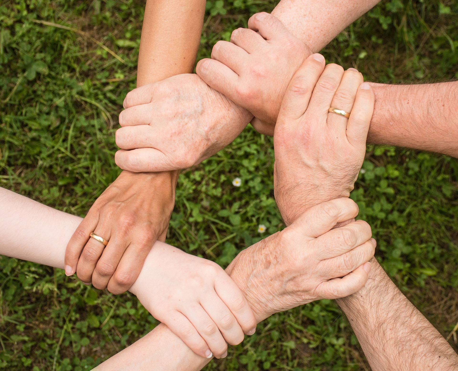 Pixabay: https://pixabay.com/de/teamgeist-zusammenhalt-gemeinsam-2447163/